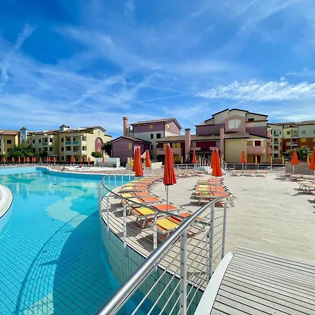 Vibrant With Shared Outdoor Pool * דונה ורדה