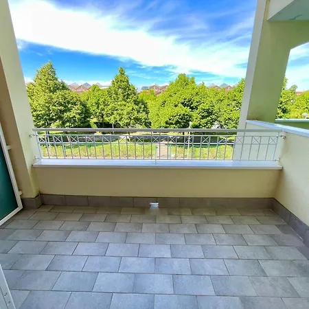 Vibrant With Shared Outdoor Pool * 두나 베르데