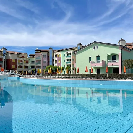 Vibrant With Shared Outdoor Pool 아파트