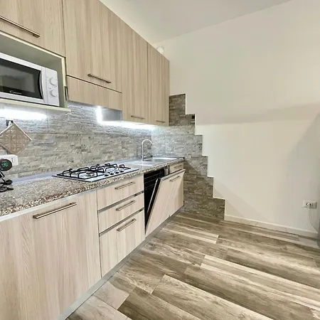 דירה Vibrant With Shared Outdoor Pool