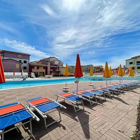 Vibrant With Shared Outdoor Pool דונה ורדה