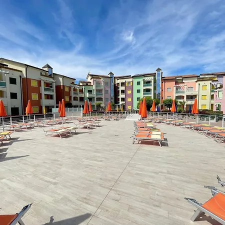 Vibrant With Shared Outdoor Pool דירה *
